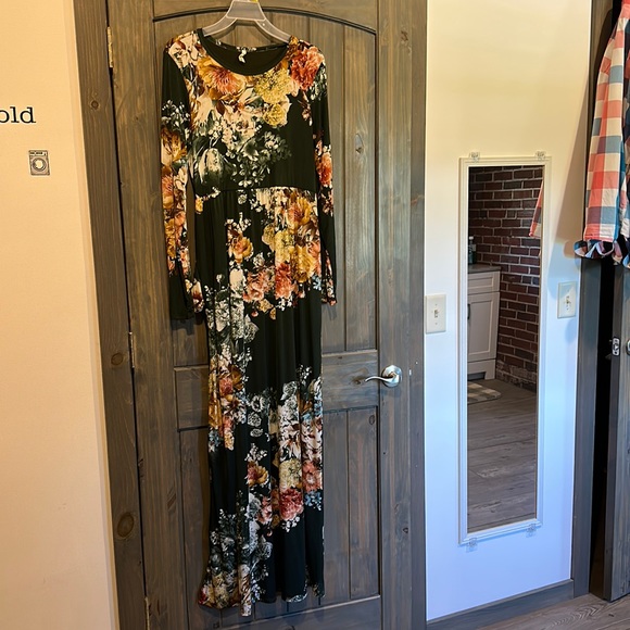Dresses & Skirts - Very cute flowy, light weight, silky material. Has pockets. Size large, stretchy